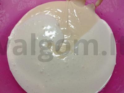 Vanilinis sūrio pyragas ant sausainių tešlos su apelsinais ir ananasais Žingsnis 3