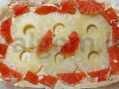 Vanilinis sūrio pyragas ant sausainių tešlos su apelsinais ir ananasais Žingsnis 4