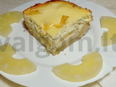 Vanilinis sūrio pyragas ant sausainių tešlos su apelsinais ir ananasais pagrindine nuotrauka