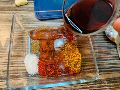 Kepti kiaulienos šonkauliai su granatais Žingsnis 1