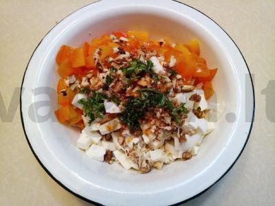 Ekzotiška salotų su vištienos krūtinėle, persimonu ir mocarela su medaus padažu Žingsnis 1