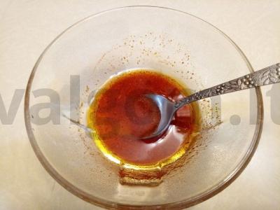 Ekzotiška salotų su vištienos krūtinėle, persimonu ir mocarela su medaus padažu Žingsnis 2