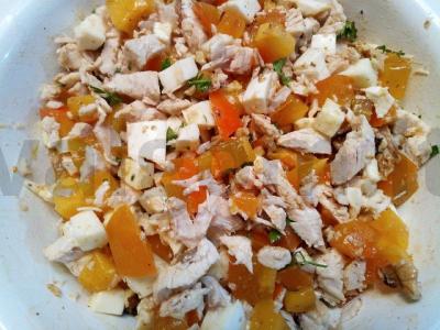 Ekzotiška salotų su vištienos krūtinėle, persimonu ir mocarela su medaus padažu pagrindine nuotrauka