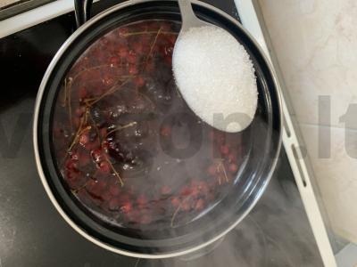 Raudonųjų serbentų kompotas Žingsnis 1