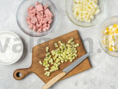 Okroška su doktorine dešrelėmis mineraliniame vandenyje su grietine Žingsnis 1