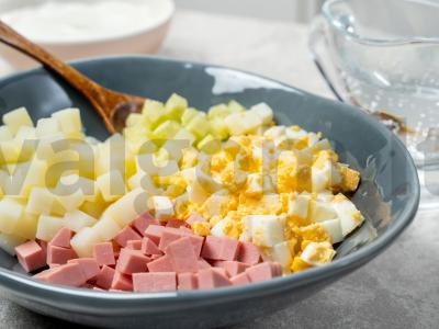 Okroška su doktorine dešrelėmis mineraliniame vandenyje su grietine Žingsnis 2