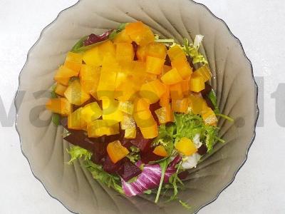 Ryškus salotas iš persimonų, feta sūrio ir rukolos Žingsnis 1