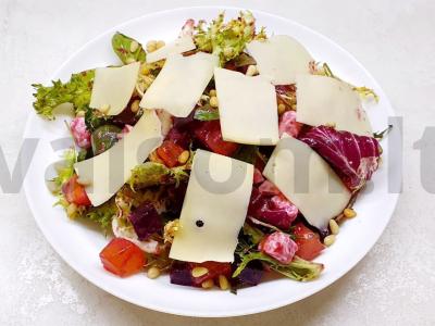 Ryškus salotas iš persimonų, feta sūrio ir rukolos pagrindine nuotrauka