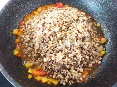 Grikių košė su paprikomis ir pomidoru keptuvėje Žingsnis 3