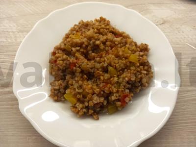 Grikių košė su paprikomis ir pomidoru keptuvėje pagrindine nuotrauka