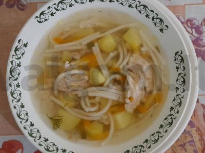 Vištienos sriuba su vermišeliais ir bulvytėmis pagrindine nuotrauka