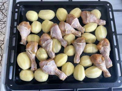 Vištienos blauzdelės, grybai ir bulvės, keptos orkaitėje Žingsnis 3