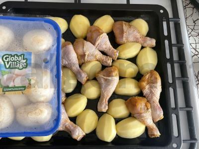 Vištienos blauzdelės, grybai ir bulvės, keptos orkaitėje Žingsnis 4