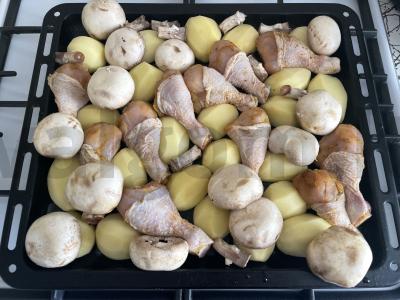 Vištienos blauzdelės, grybai ir bulvės, keptos orkaitėje Žingsnis 5