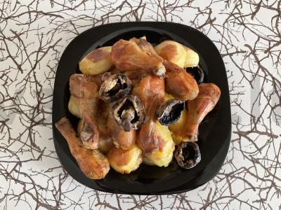 Vištienos blauzdelės, grybai ir bulvės, keptos orkaitėje pagrindine nuotrauka