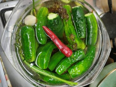 Aštrūs marinuoti agurkai pagrindine nuotrauka