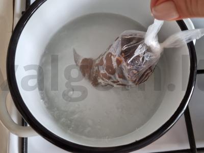 Šokoladiniai saldainiai su pušų riešutais ir avietėmis Žingsnis 1