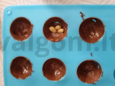 Šokoladiniai saldainiai su pušų riešutais ir avietėmis Žingsnis 2