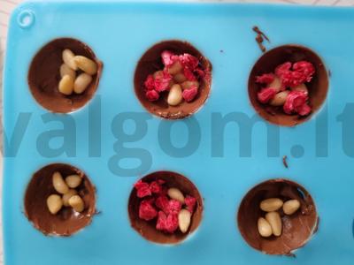 Šokoladiniai saldainiai su pušų riešutais ir avietėmis Žingsnis 3