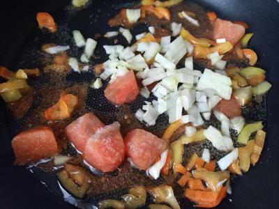 Makaronai su troškiniu ir daržovėmis Žingsnis 1