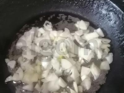 Salotas su ananasais, vištiena ir grybais Žingsnis 1