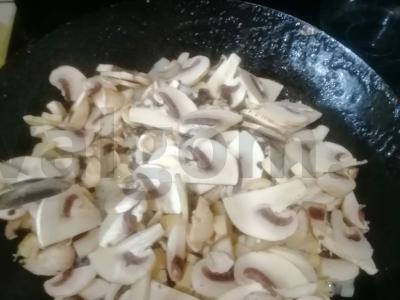 Salotas su ananasais, vištiena ir grybais Žingsnis 2