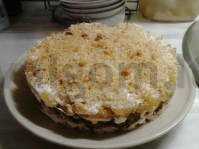 Salotas su ananasais, vištiena ir grybais pagrindine nuotrauka