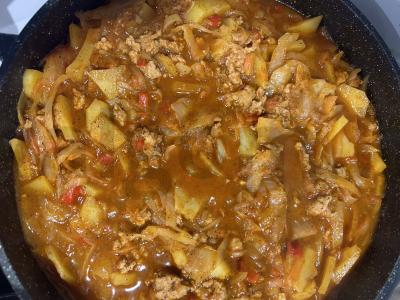 Mėsos faršas su daržovėmis ir pomidorų pasta pagrindine nuotrauka