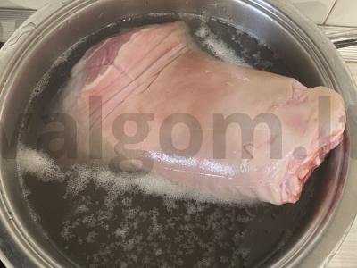 Šaltiena iš kiaulės kojos Žingsnis 1