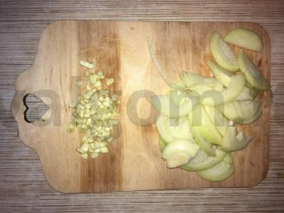 Kvapnus troškintas triušis grietinės padaže Žingsnis 1