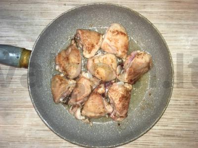 Kvapnus troškintas triušis grietinės padaže Žingsnis 2