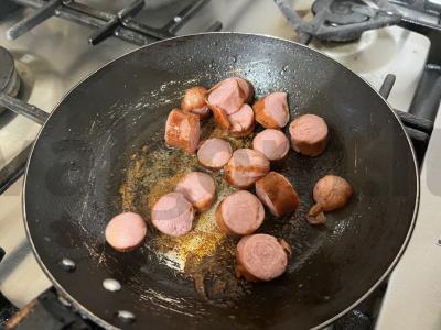 Skani salotos su rukola ir karamelizuotomis dešrelėmis Žingsnis 4