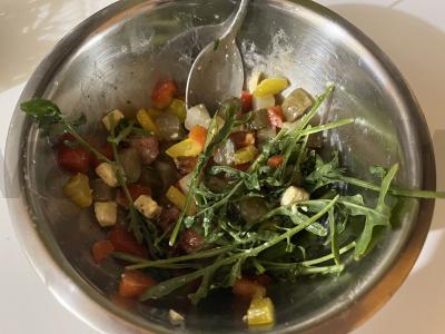 Skani salotos su rukola ir karamelizuotomis dešrelėmis Žingsnis 6