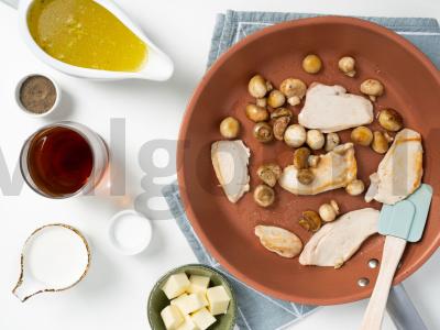 Fettuccine su kalakutienos filė, grybais ir kalvadosu Žingsnis 1