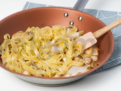 Fettuccine su kalakutienos filė, grybais ir kalvadosu Žingsnis 2