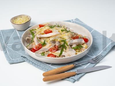 Fettuccine su kalakutienos filė, grybais ir kalvadosu pagrindine nuotrauka