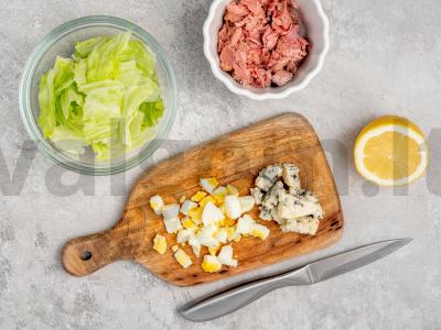 Salotos su tunu ir dorblu sūriu Žingsnis 1