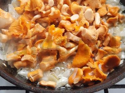 Jauni bulvės su grybais, svogūnais ir sviestu Žingsnis 3