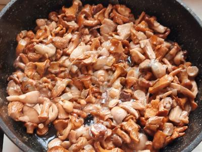 Jauni bulvės su grybais, svogūnais ir sviestu Žingsnis 4