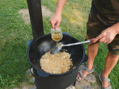 Vištiena su bulvėmis svogūnų-alus padaže katile Žingsnis 3