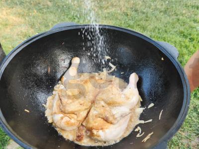 Vištiena su bulvėmis svogūnų-alus padaže katile Žingsnis 4