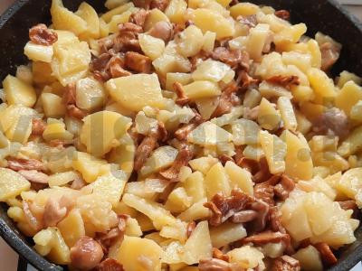 Jauni bulvės su grybais, svogūnais ir sviestu Žingsnis 9