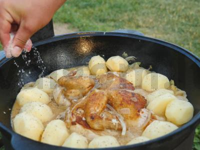 Vištiena su bulvėmis svogūnų-alus padaže katile Žingsnis 9