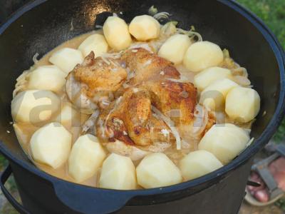 Vištiena su bulvėmis svogūnų-alus padaže katile pagrindine nuotrauka