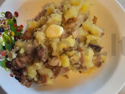 Jauni bulvės su grybais, svogūnais ir sviestu pagrindine nuotrauka