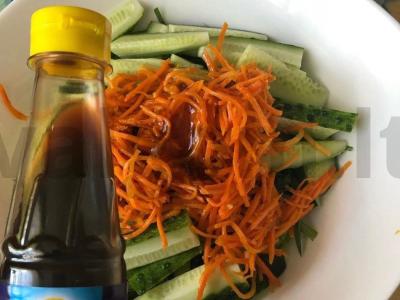 Aštrus salotas su korėjietiška morkų Žingsnis 3