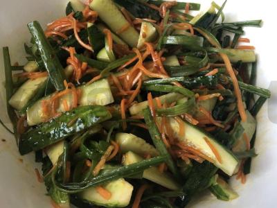 Aštrus salotas su korėjietiška morkų pagrindine nuotrauka