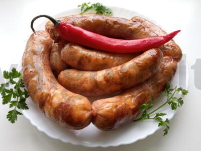 Namų rūkytos dešrelės ant grotelių pagrindine nuotrauka