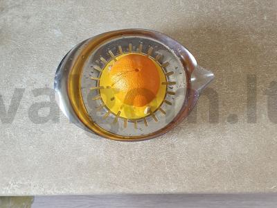 Kukurūzų miltų keksiukai su razinomis ir apelsinų sultimis Žingsnis 1