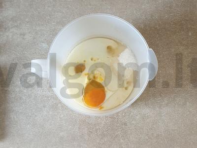 Kukurūzų miltų keksiukai su razinomis ir apelsinų sultimis Žingsnis 2